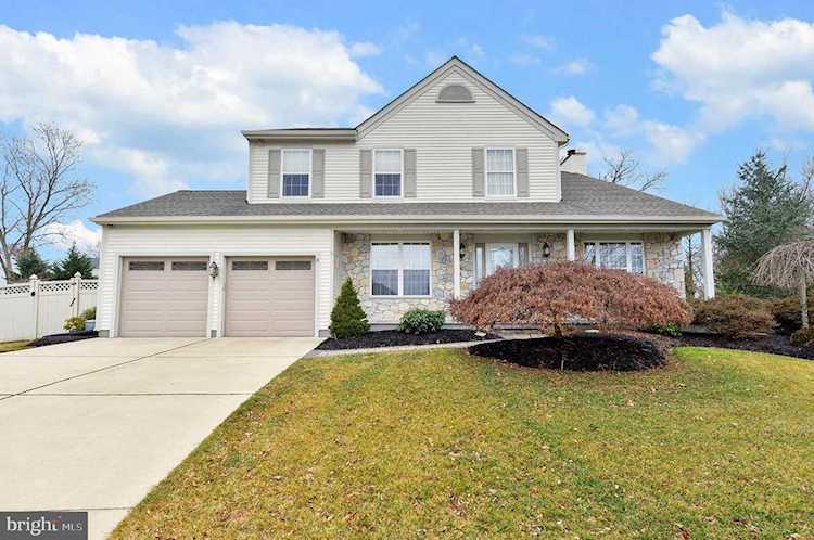 8 Sunnyside Ct Marlton, NJ 08053