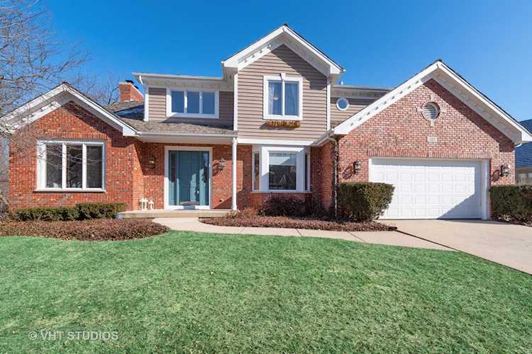327 Carriage Hill Circle Libertyville, IL 60048