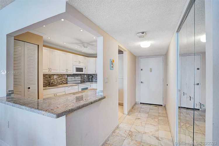 3701 N Country Club Dr #208 Aventura, FL 33180