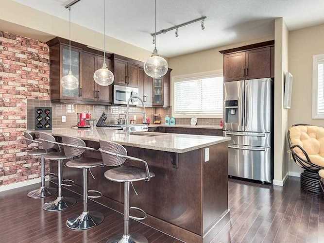 307 Valley Ridge Manor NW Calgary, AB T3B 6C4