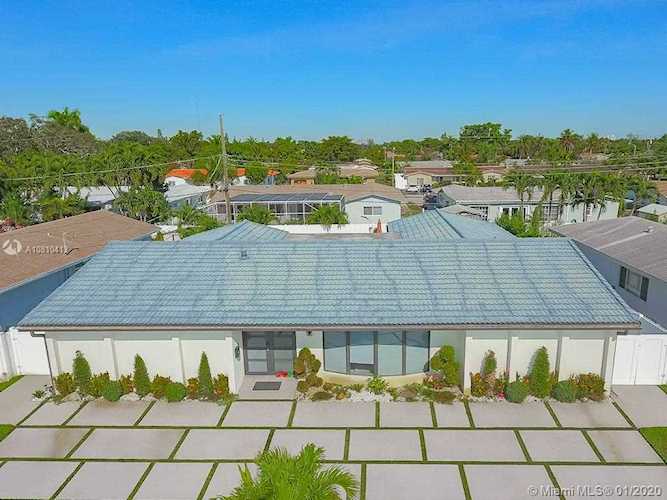 1945 NE 208th Ter Miami, FL 33179