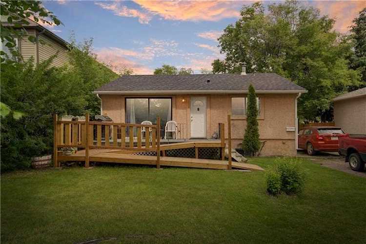 2012 37 Street SE Calgary, AB T2B 1Y7