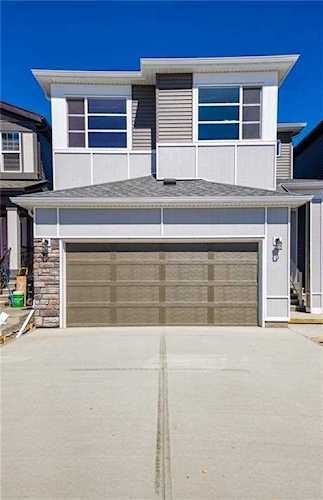 247 Howse Dr NE Calgary, AB T3R 1T4