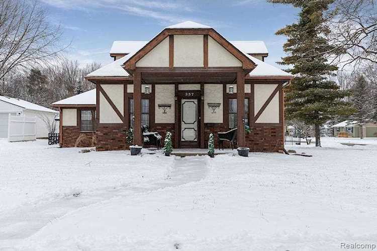 357 Riddle St Howell, MI 48843