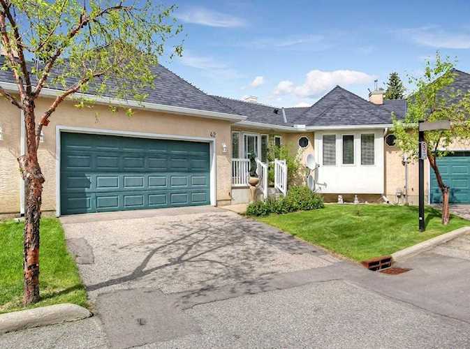 42 Candle Terrace SW Calgary, AB T2W 6G7