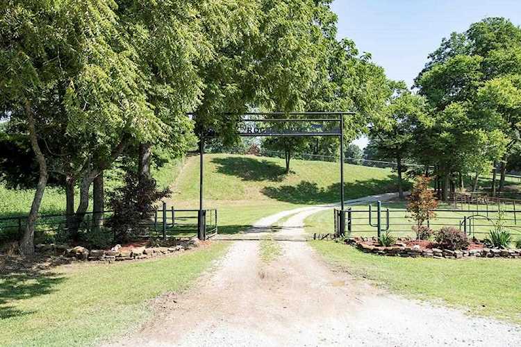 10592 Phillips Cemetery Rd Bentonville, AR 72713