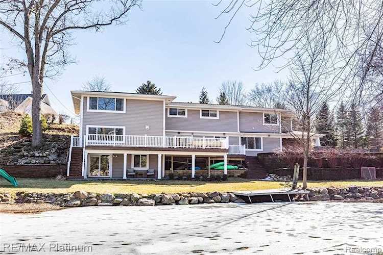 3660 Lakeview Dr Highland Twp, MI 48356