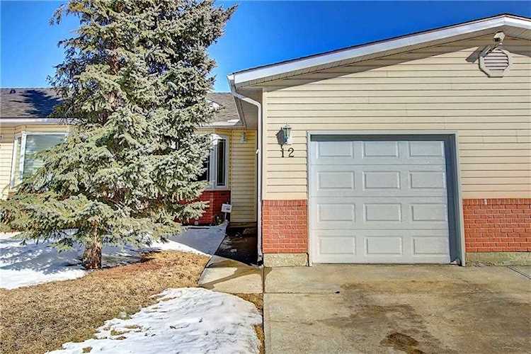 12 Dovista Court SE Calgary, AB T2B 3P4