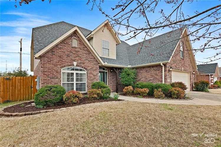1711 W Capps Rd Rogers, AR 72758