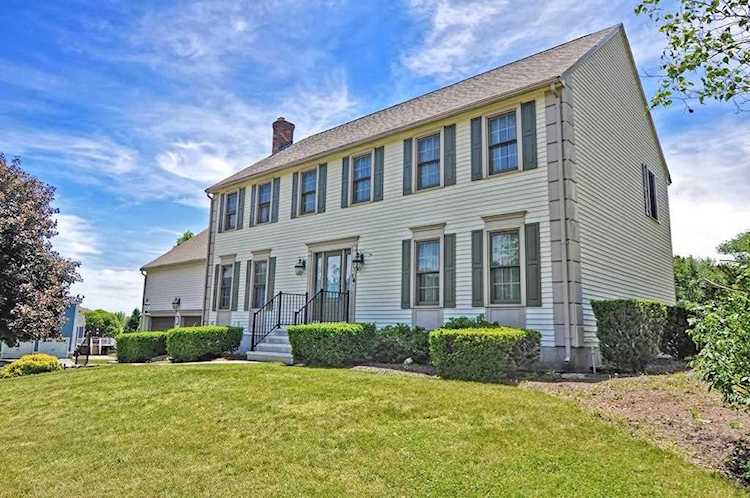 16 Liberty Hill Dr Blackstone, MA 01504