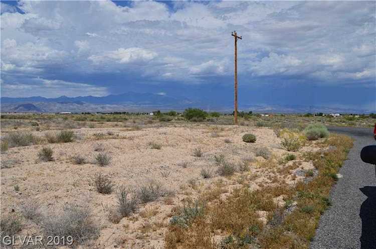 10220 S Oakridge Ave Pahrump, NV 89048