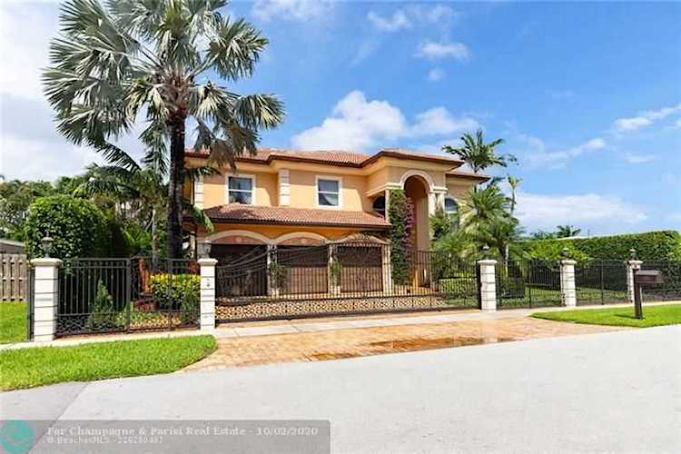 2421 NE 51st St Lighthouse Point, FL 33064
