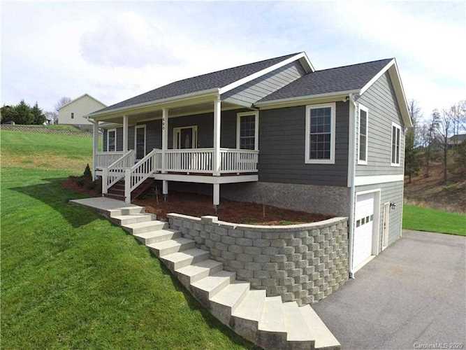 660 Oak Ln Mars Hill, NC 28754