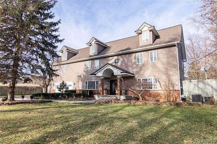 3165 Cooley Lake Rd Highland Twp, MI 48356