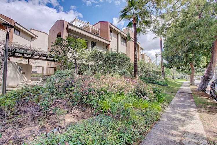 251 S Orange Grove Boulevard #9 Pasadena, CA 91105