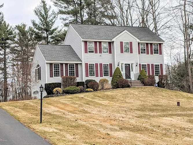 9 Lexington Ave Londonderry, NH 03053