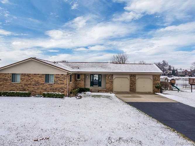 4324 Chevron Dr Highland Twp, MI 48356