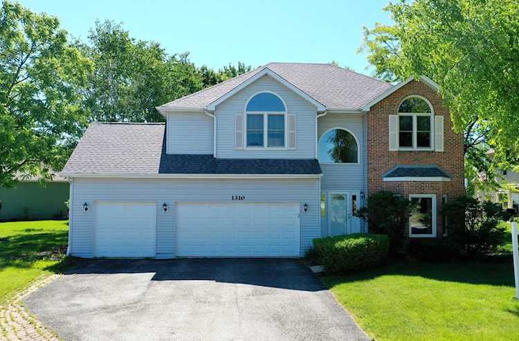 1310 Turnberry Dr North Aurora, IL 60542