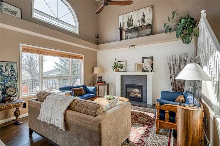 929 Sierra Morena Court SW Calgary, AB T3H 3R3