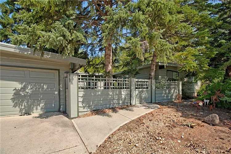 4012 Varmoor Road NW Calgary, AB T3A 0B2