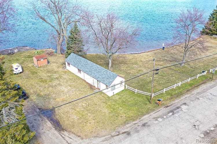 2343 Davista Dr Highland Twp, MI 48356