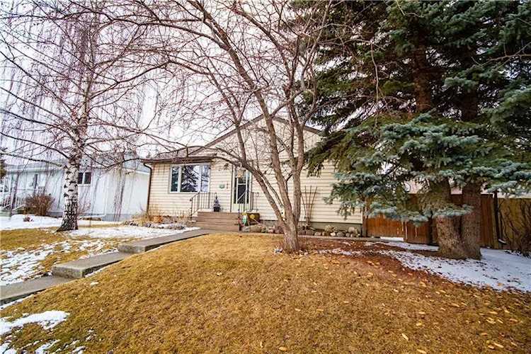 2231 45 Street SE Calgary, AB T2B 1K1