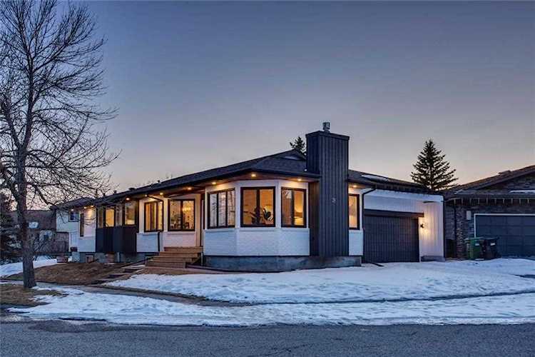 28 Sunmount Garden(s) SE Calgary, AB T2X 2B1