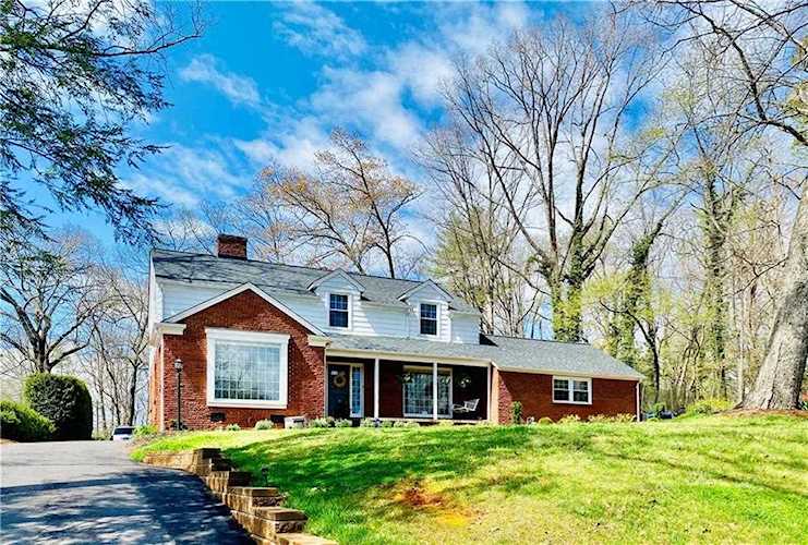 825 NW 2nd St Hickory, NC 28601