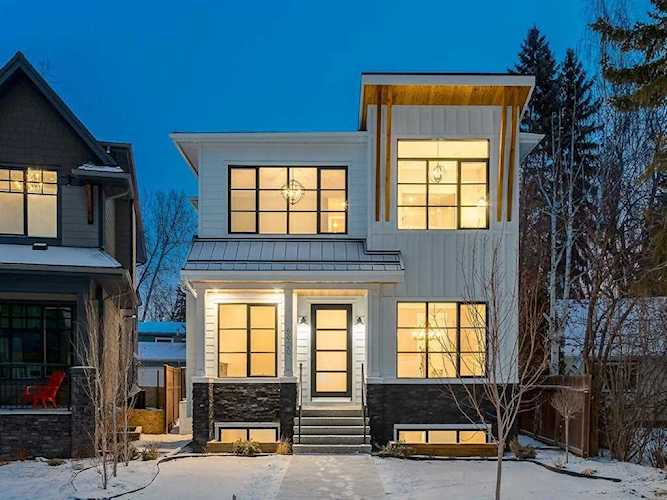 5920 Bowwater Crescent NW Calgary, AB T3B 2E4
