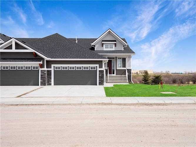 516 Montana Bay SE High River, AB T1V 0J6