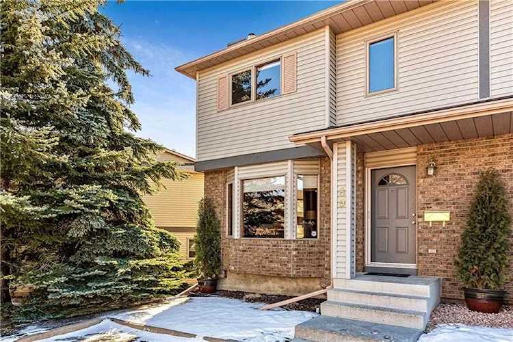 89 Patina Park SW Calgary, AB T3H 3E1