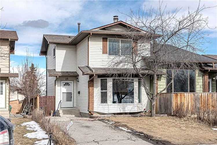 26 Bermuda Way NW Calgary, AB T3K 1G8