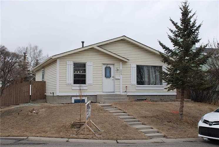 259 Castledale Way NE Calgary, AB T3J 2A4
