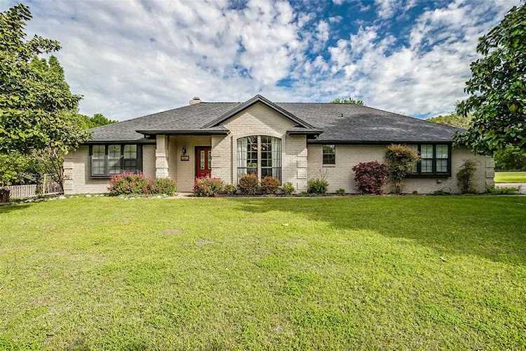 101 Brookview Court Hudson Oaks, TX 76087