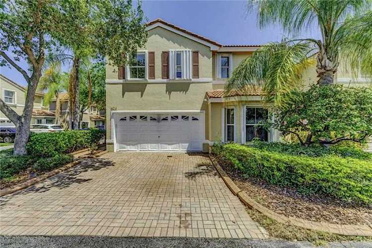 945 Scarlet Oak Way Hollywood, FL 33019