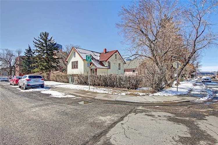 237, 325 2 Ave NE Calgary, AB T2E 0E3