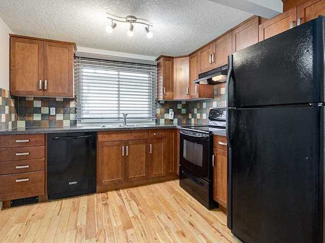 25 Silverdale Place NW Calgary, AB T3B 4C4