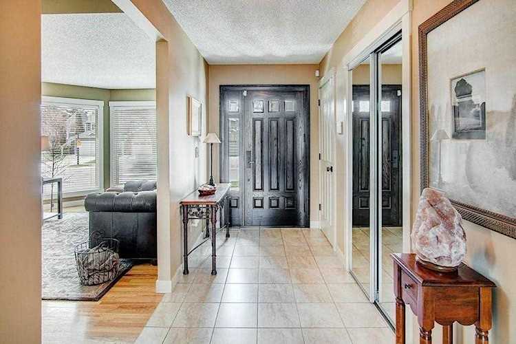 32 Millrise Way SW Calgary, AB T2Y 2N8