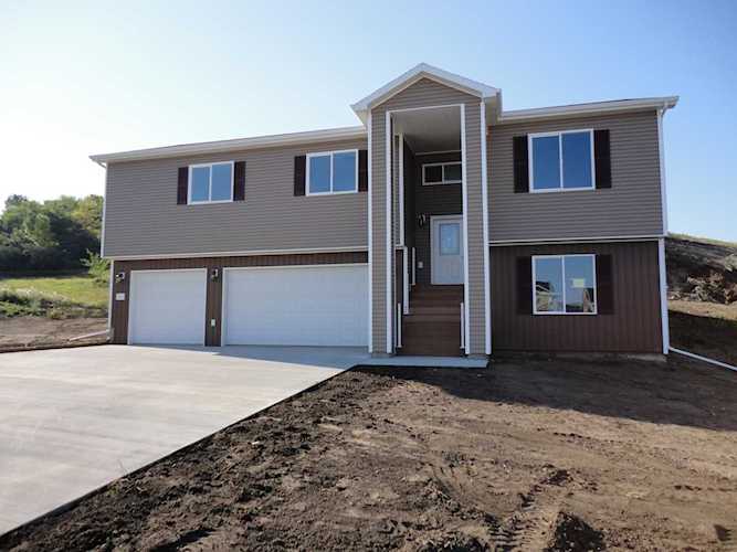 311 SE Mario Ct Mandan, ND 58554 | MLS 400485 Photo 1