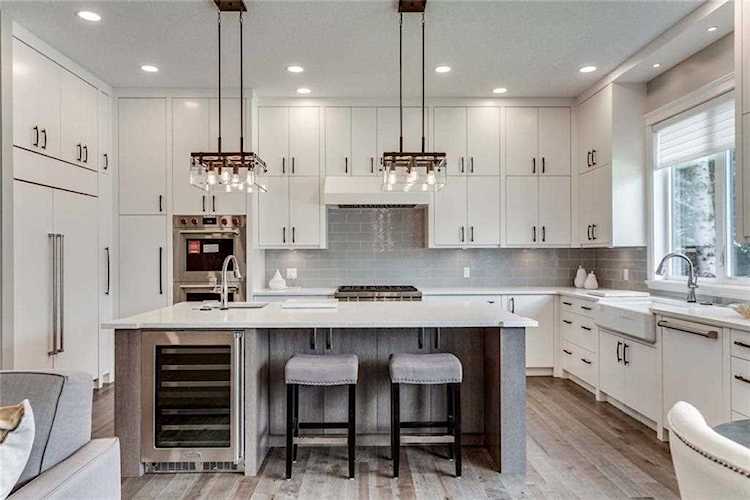 2032 53 Avenue SW Calgary, AB T3E 1K7