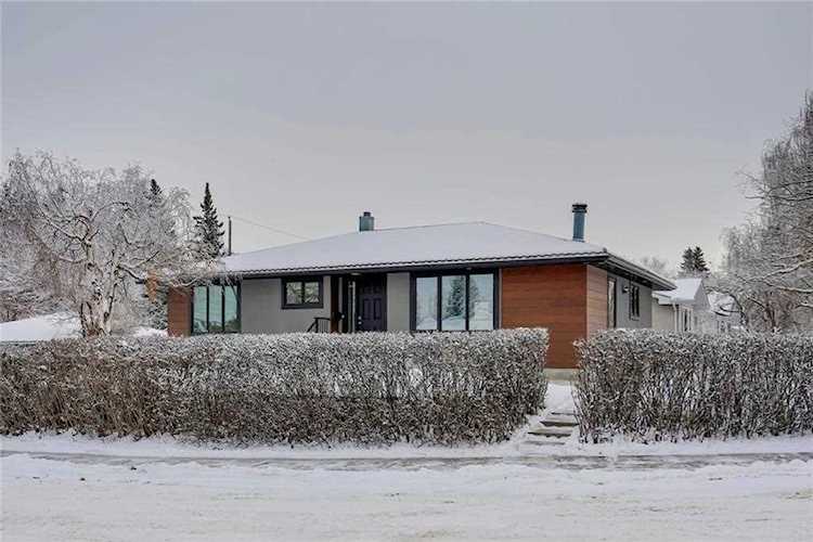 120 Gloucester Crescent SW Calgary, AB T3E 4V5