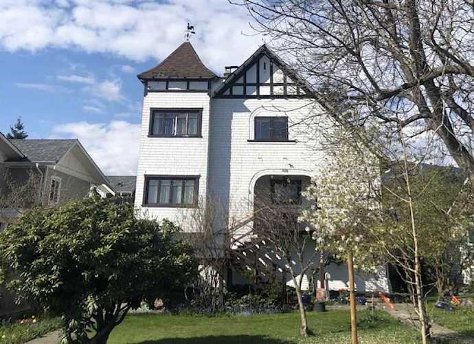 328 W 14th Street North Vancouver, BC V7M 1P6