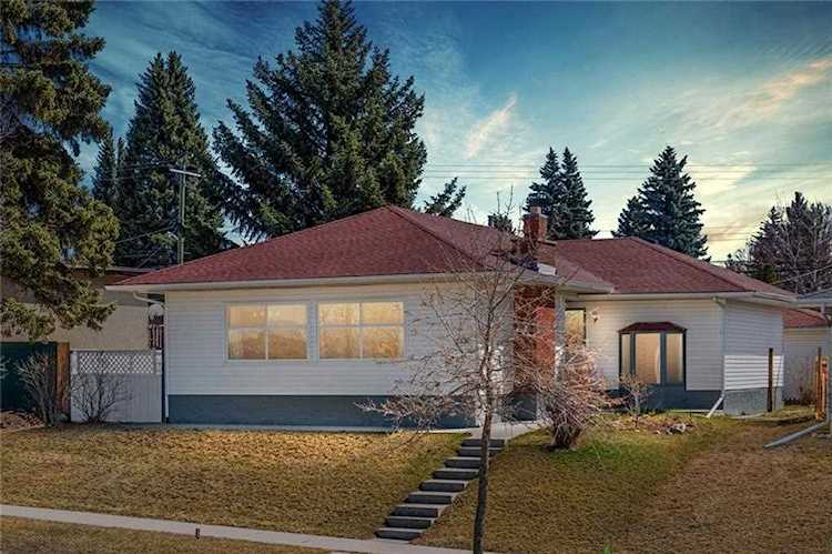 5636 37 St SW Calgary, AB T3E 5M6