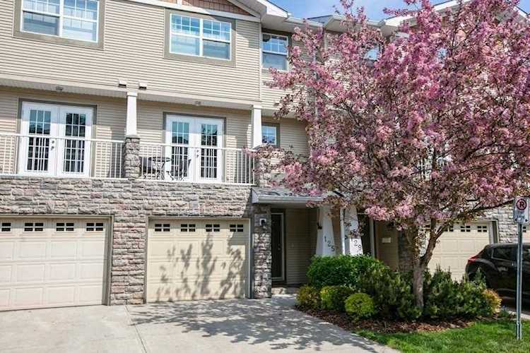 125 Inglewood Grove SE Calgary, AB T2G 5R4