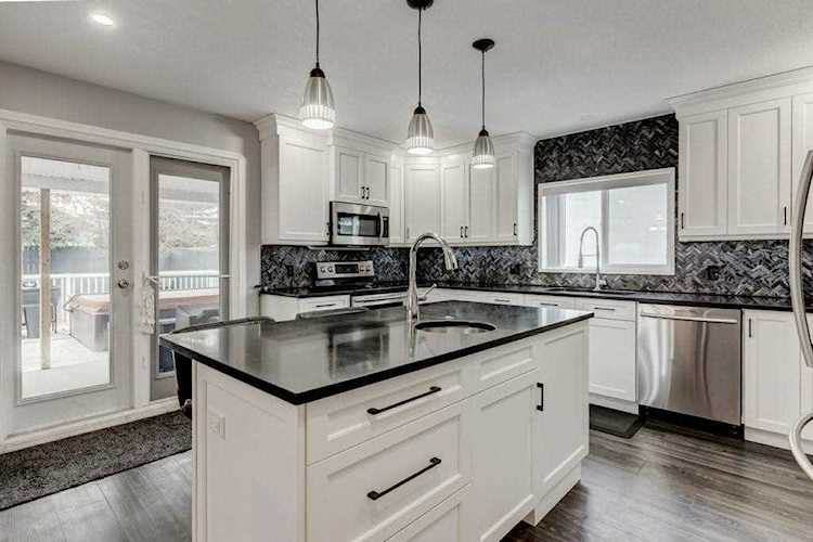 70 Green Meadow Drive Strathmore, AB T1P 1L6