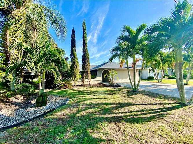 2011 SE 13th St Cape Coral, FL 33990