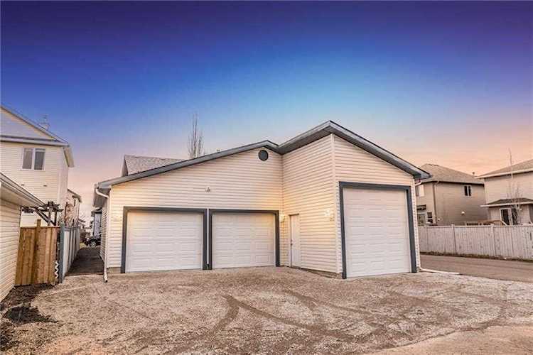 120 Luxstone Crescent SW Airdrie, AB T4B 2Y6