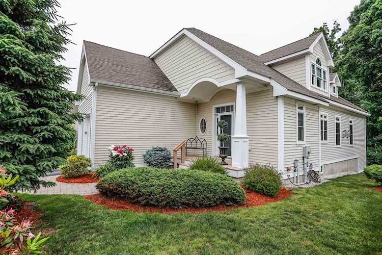 22 Metea Ln Bedford, NH 03110