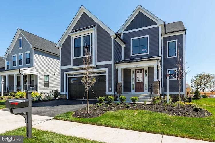 2 Woodbine Farm Dr Chantilly, VA 20152