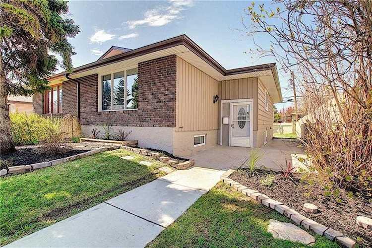 3133 Doverville Crescent SE Calgary, AB T2B 1V1